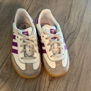 adidas Kids samba Sneakers in White and Purple